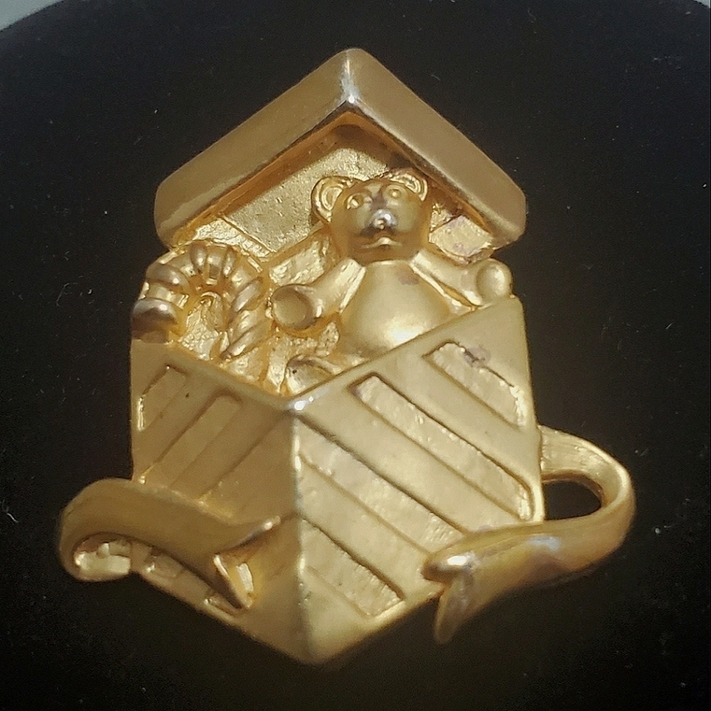 Vintage Gold Tone Brooch Pin. 🌴